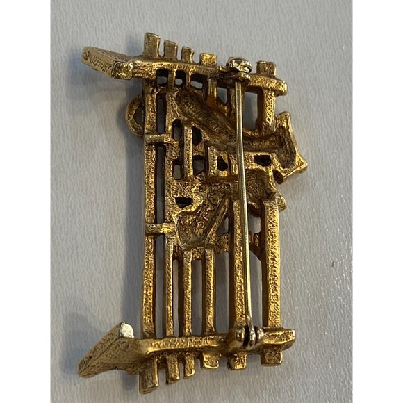 Vintage AJC Signed Cats on Park Bench Gold Tone Brooch Pin - Picture 3 of 5